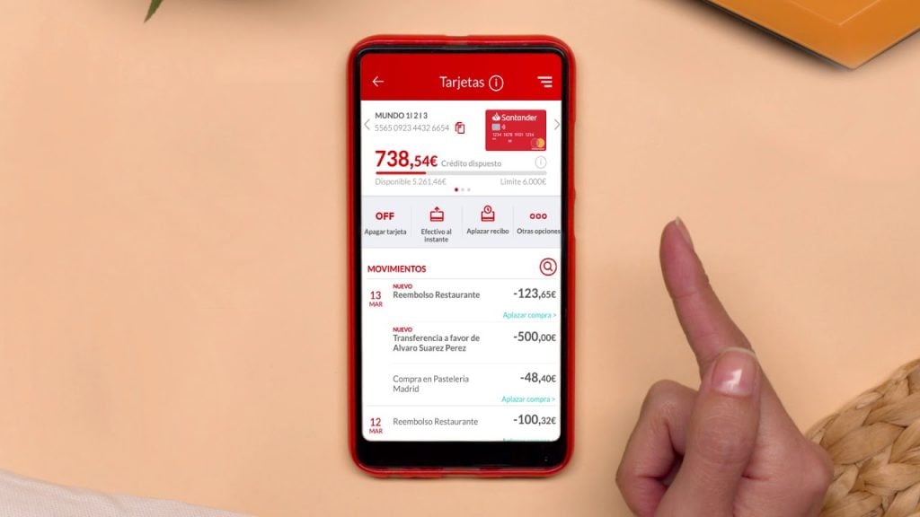 Asocia la tarjeta de débito Santander One a la App del banco y paga tus compras con el móvil