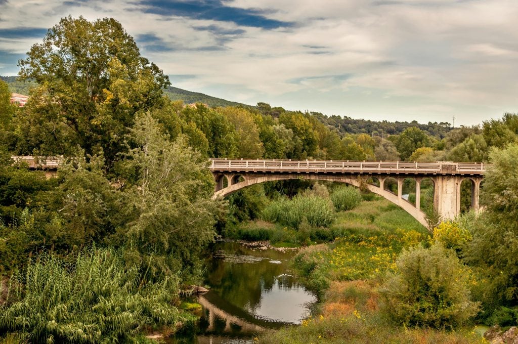 En Besalú, disfruta de una escapada de un día llena de historia y arquitectura románica.