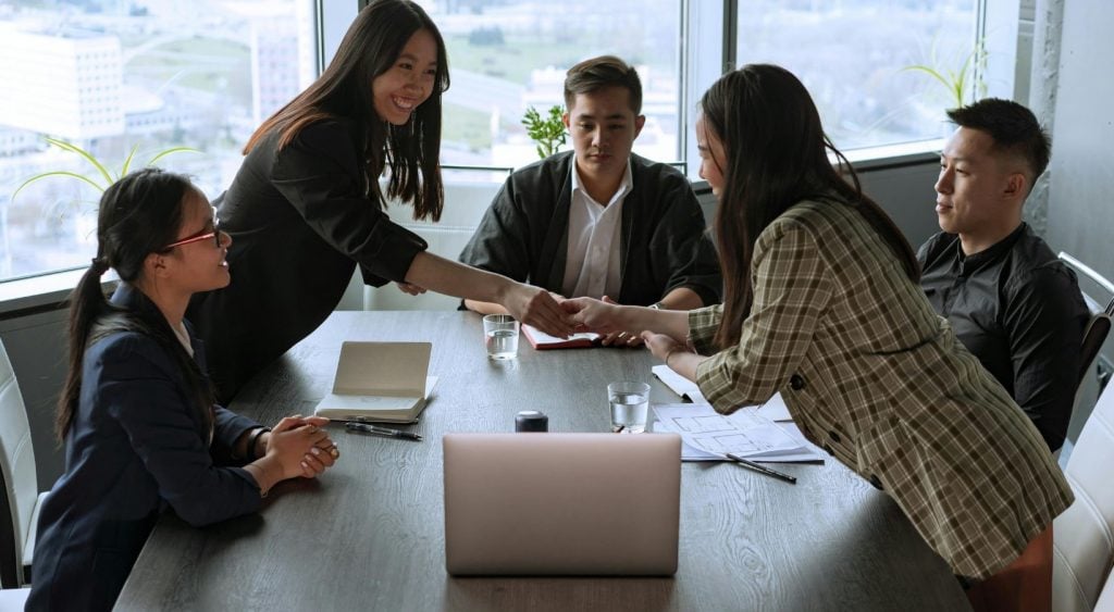 Desarrollar tus habilidades sociales con inteligencia emocional mejora tus relaciones laborales y el trabajo en equipo.