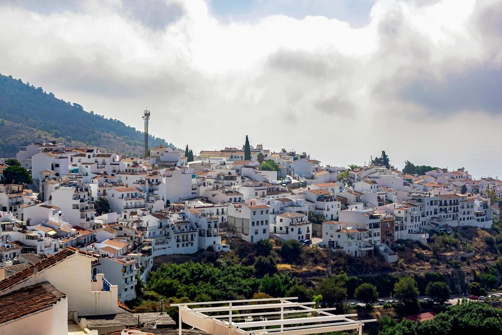 Recorre las calles de Frigiliana en una escapada de un día y disfruta de su arquitectura única.