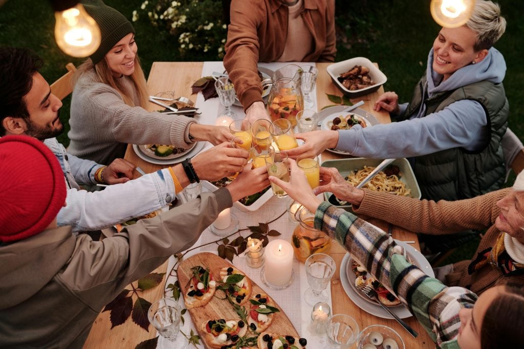 Compartir comidas caseras con amigos te ayuda a gastar menos en restaurantes durante tu viaje.