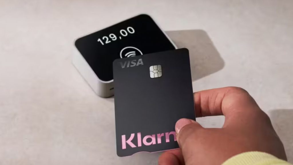Con la Tarjeta de débito Klarna, puedes elegir entre pagar con saldo o pagar más tarde.
